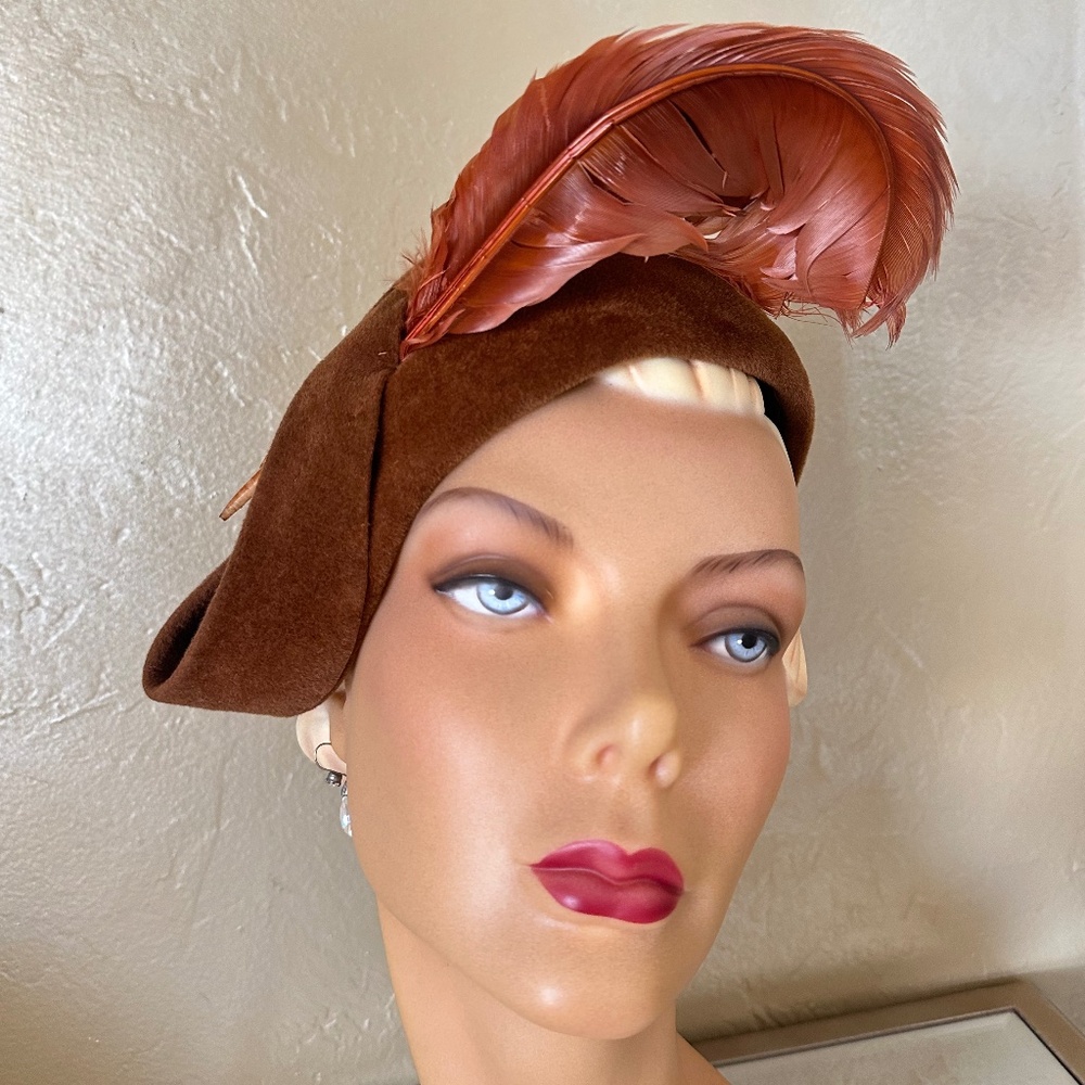 FASHIONABLE 1950s' RUSTY BROWN  VELOUR FELT HAT + BOW + CURLY FEATHERS